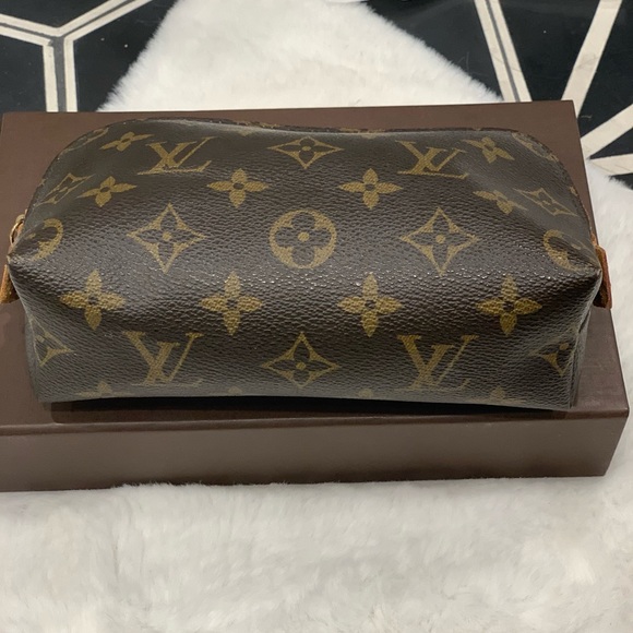 Louis Vuitton Cosmetic Pouch - Picture 5 of 10